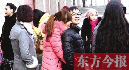 在鄭州市二七區(qū)婚姻登記處，新人們?cè)陂T外排長(zhǎng)隊(duì)