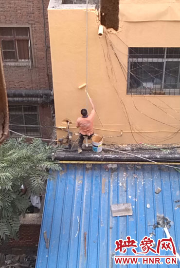 在13年11月多家媒體該酒店加蓋事件后，該酒店派人將樓層加蓋處統(tǒng)一刷上黃漆(附近小區(qū)居民提供)