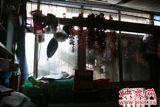 受影響的住戶將自己的窗戶遮擋起來，以防被加蓋樓層住戶看到自家