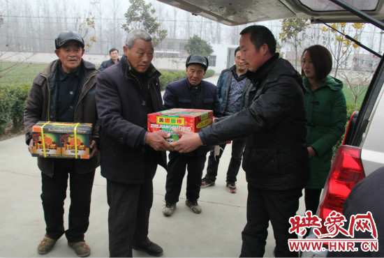 鄭春光的父親鄭慶兵和女兒鄭元元帶著他未完成的夢(mèng)想來到了鄭集鄉(xiāng)敬老院，看望慰問居住在這里的五保老人。