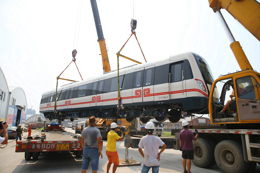 第一節(jié)地鐵由鐵軌吊往貨車 第一節(jié)地鐵由鐵軌吊往貨車