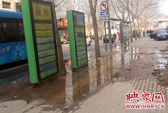 公交車站處臭氣沖天污水橫流，行人幾乎無法在此等車