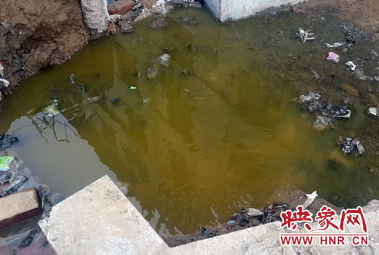 \路旁有一個水坑，污水不停在往外冒