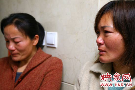 提及現(xiàn)狀，柴小快的女兒不住流淚。