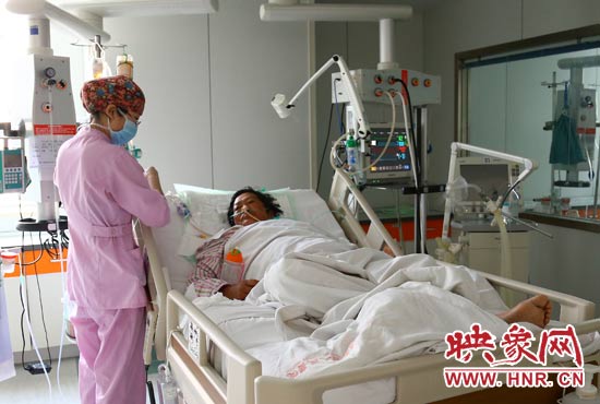 4月4日上午，仍舊躺在重癥監(jiān)護(hù)室里的柴小快正在接受治療。