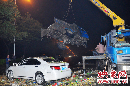 1點40許，兩輛車先后被吊起并拖離現(xiàn)場，停車場的幾位員工將路面清掃干凈，隨后該路段恢復通行。