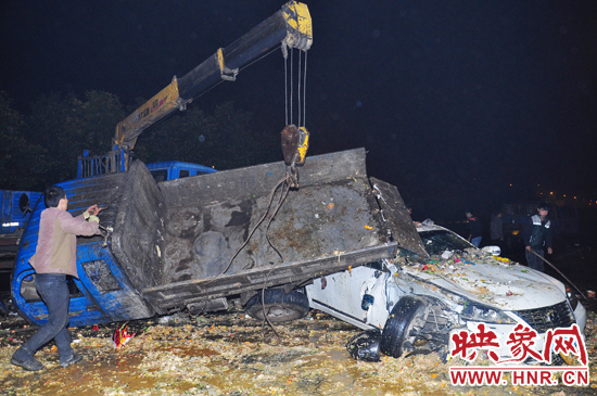 滿滿的一車泔水和垃圾傾瀉而下，鋪撒在路面和凌志車上，數(shù)十米遠都能聞到泔水的惡臭。