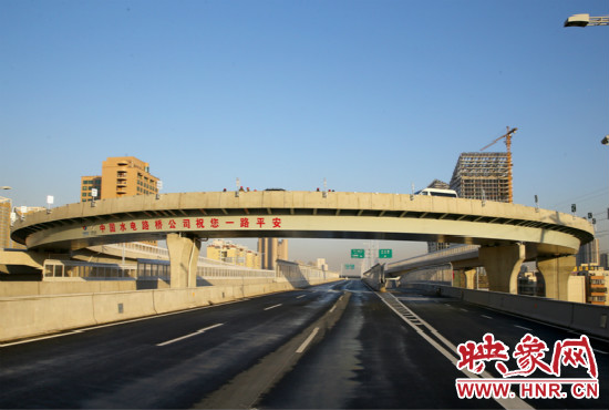 右側(cè)車(chē)道為北三環(huán)快速路文化路出口輔道。