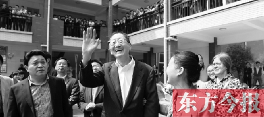 4月23日上午，崔琦偕夫人參觀寶豐一高