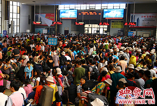 鄭州火車站5月1日發(fā)送旅客19.5萬(wàn)人次 創(chuàng)單日新高