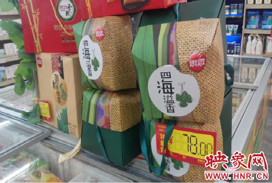 今年商場(chǎng)里的散裝、袋裝粽子多了，盒裝粽子的售價(jià)也更加親民。