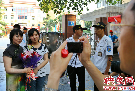 父親用手中的相機記錄下這重要的一刻。