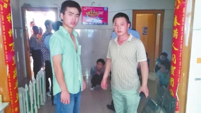 在吳文舉老師的幫助下，王強強（左）從傳銷窩點成功脫險。