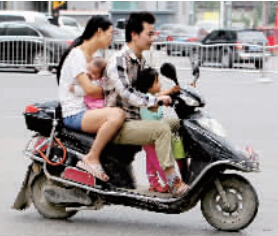 帶著孩子騎電動(dòng)車，安全一定要放在第一位。