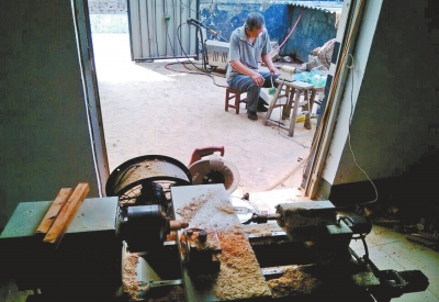 前邊是加工珠子的小車床,后邊正在拋光珠子。