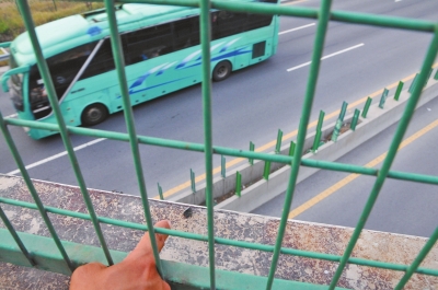 事發(fā)現(xiàn)場(chǎng)的橋梁護(hù)欄上,還留有疑似肇事瀝青塊的碎片。