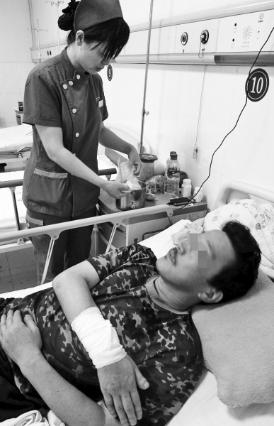 醫(yī)護(hù)人員正為受傷的王科聯(lián)換藥