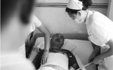 昨天，鄭州市第一人民醫(yī)院，被打傷的鄭州管城區(qū)執(zhí)法隊(duì)員唐建偉在接受治療。