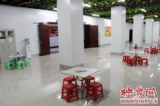 為了給市民納涼避暑創(chuàng)造舒適的環(huán)境，今年鄭州市人防辦加大了投入，對(duì)納涼點(diǎn)進(jìn)行了升級(jí)改造