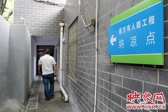 在每一處納涼點(diǎn)均有醒目標(biāo)志，市民可就近前往。