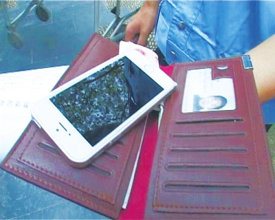 錢包里裝了5000來塊錢，懷里揣著最新的蘋果5S“土豪金”手機