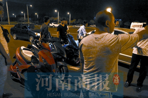 一小時(shí)內(nèi)，民警就扣了12輛摩托車(chē)、電動(dòng)車(chē)
