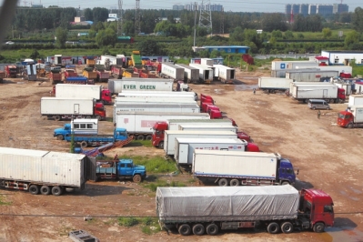 抓賭前，處警民警就藏身在這些廂式貨車內(nèi)。