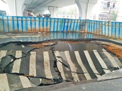 鄭州西三環(huán)再次出現(xiàn)大坑