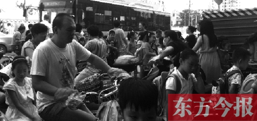 9月4日下午，文化路一小附近，大批陪讀家長接孩子。