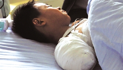 被黑熊咬掉右胳膊后，他忍著痛沒哭；術(shù)后躺在病床上，他沒哭。