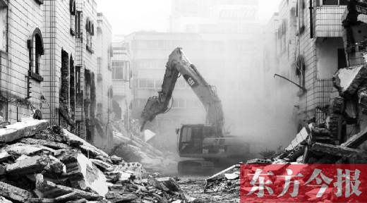 昨日，鄭州市棗莊社區(qū)拆遷現(xiàn)場，揚塵漫天，附近居民叫苦不迭