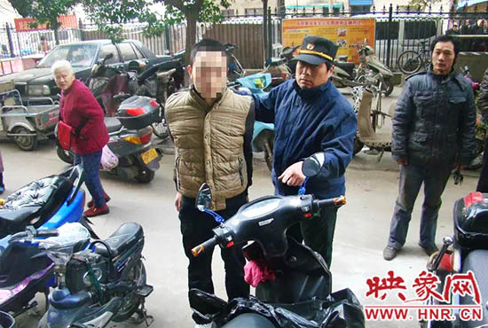 巡防隊員將盜賊控制。