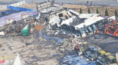 事故汽車站內(nèi),不少車輛被燒得面目全非。