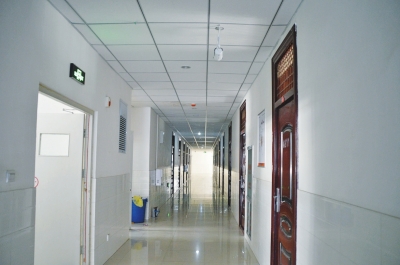 像這樣的攝像頭，宿舍樓里每層安裝了7個(gè)。