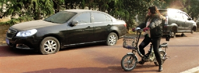 緊臨西三環(huán)一小區(qū)門口停的轎車，8輛車車胎被扎