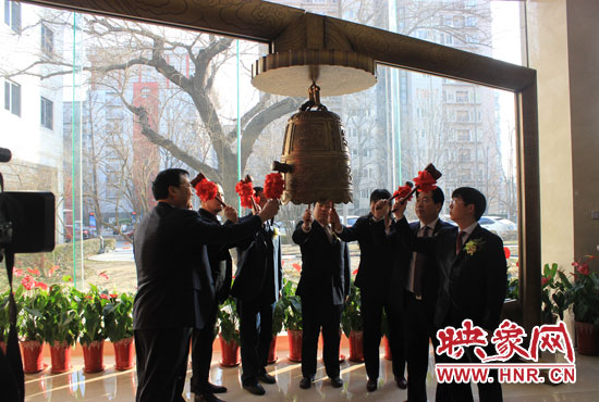 1月7日，在全國(guó)股份轉(zhuǎn)讓系統(tǒng)（即新三板），伴隨著開市寶鐘的敲響，山水園林股份有限公司正式登陸新三板。