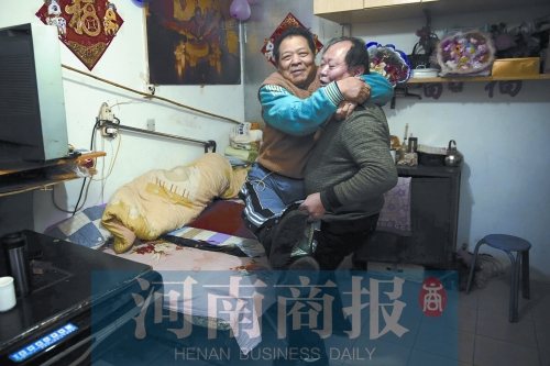 2015年1月15日，老鄰居抱起180斤重的高新海去坐三輪車，準(zhǔn)備出去轉(zhuǎn)轉(zhuǎn)