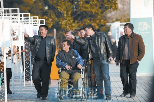 2009年9月15日，老鄰居們陪高新海游綠城廣場 井勇/供圖