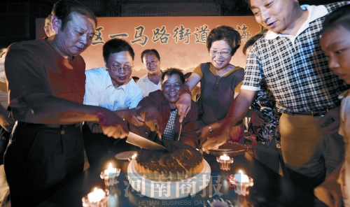 2008年9月14日，老鄰居們?yōu)楦咝潞Ｅe辦中秋賞月會 井勇/供圖