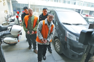 倆刑釋男子，冒充“富二代”，微信搜附近的人，專搶出入娛樂場所女性