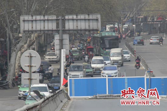 南陽路北向南方向擁堵嚴(yán)重。