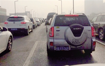 早高峰隴海高架橋從秦嶺路開始，一直向東都已經(jīng)堵成停車場了。 直播369 圖