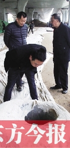 出事后，窨井僅被蓋上了一層布