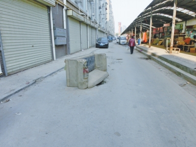 　隨處可見(jiàn)的無(wú)蓋窨井