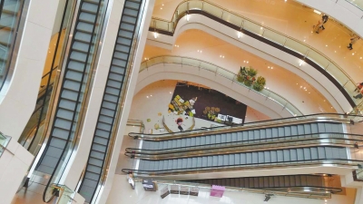 記者趕到現(xiàn)場時看到，墜樓女子面部朝下，上身穿粉紅色長袖上衣，下身穿黑色長褲，腳上沒有鞋。