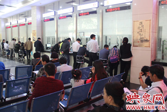 金水區(qū)人民法院立案大廳內(nèi)秩序井然。