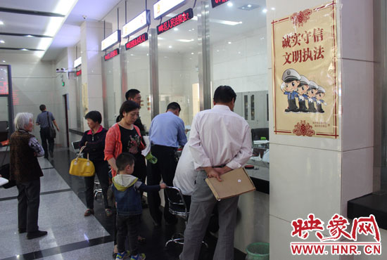 為應(yīng)對立案登記制度改革后的首個(gè)工作日，金水區(qū)法院特地增開了兩個(gè)立案窗口。