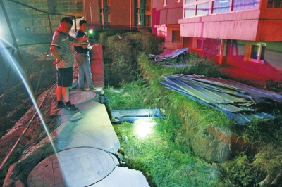 塌方、移位地點距離大樓主體近之又近