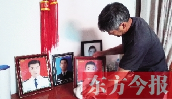 沉浸在悲痛之中的魯有海，擦拭著孩子的遺照