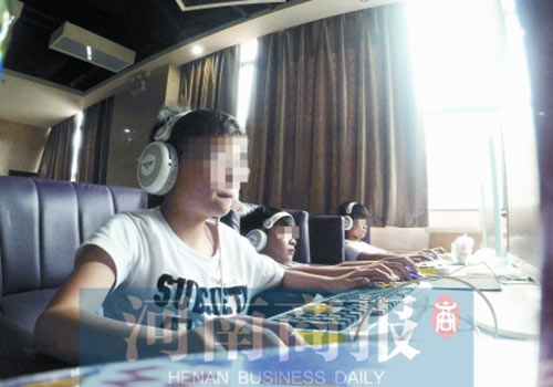 這家名為優(yōu)客體育競(jìng)技俱樂(lè)部的店內(nèi)，有許多未成年人在上網(wǎng)玩游戲